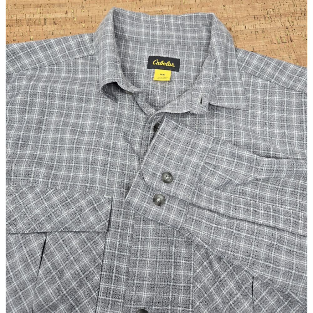 Cabelas Shirt Mens‎ M Gray Plaid Long Sleeve Button Up Double Flap Pockets